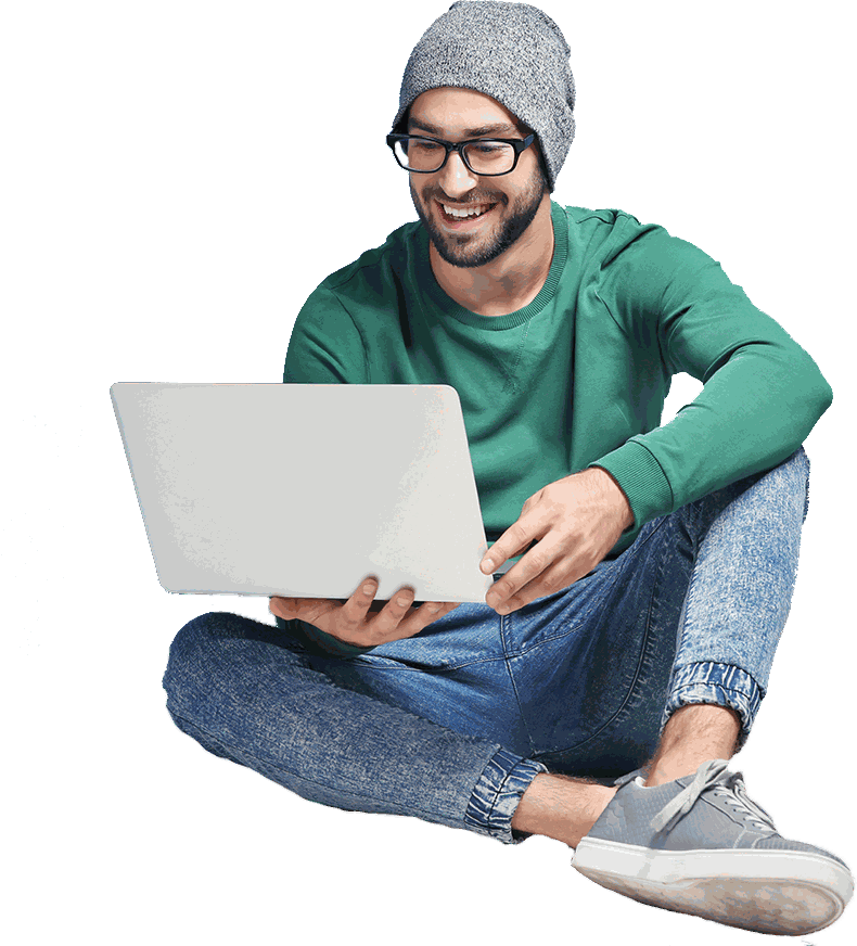Kursant uczący się języka podczas lekcji online na laptopie